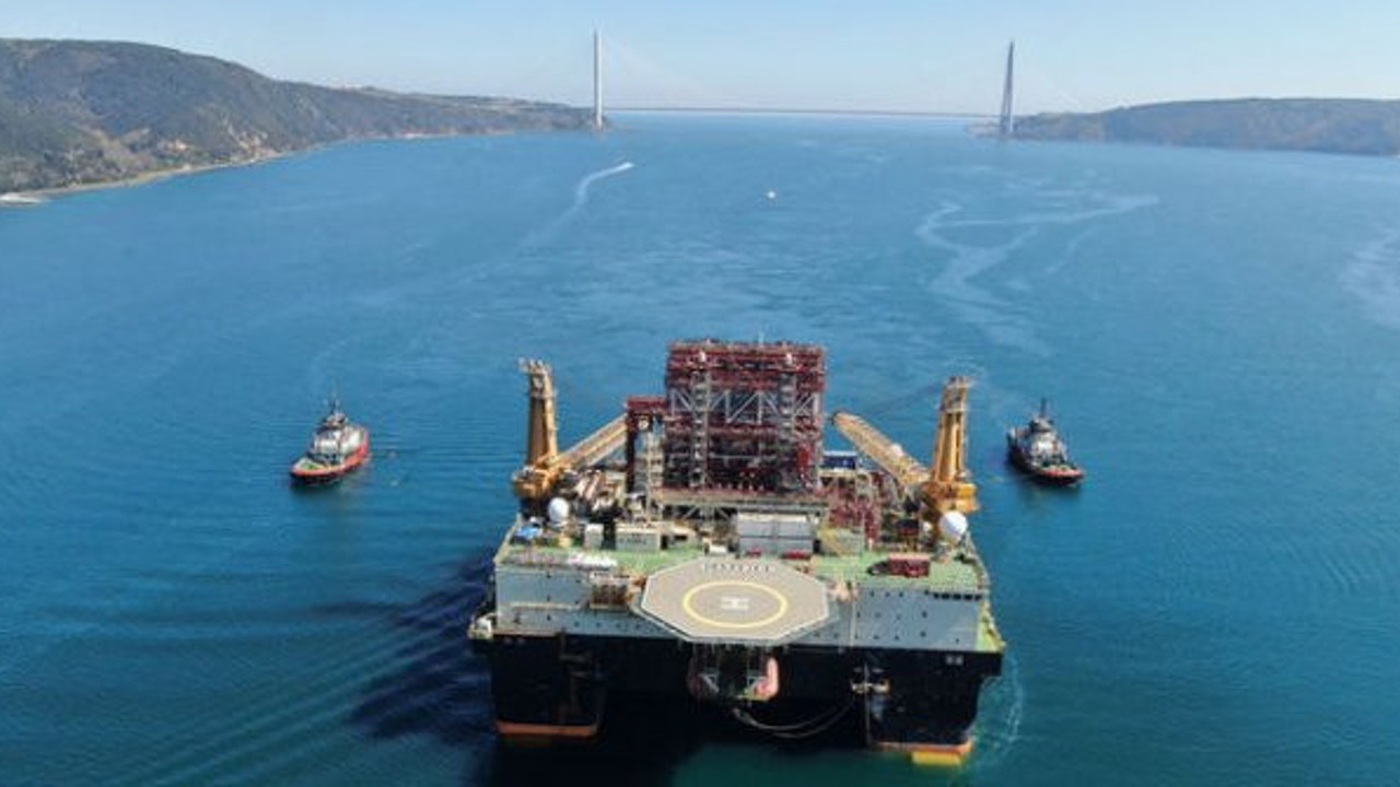 Dev petrol arama platformu İstanbul Boğazı'nda