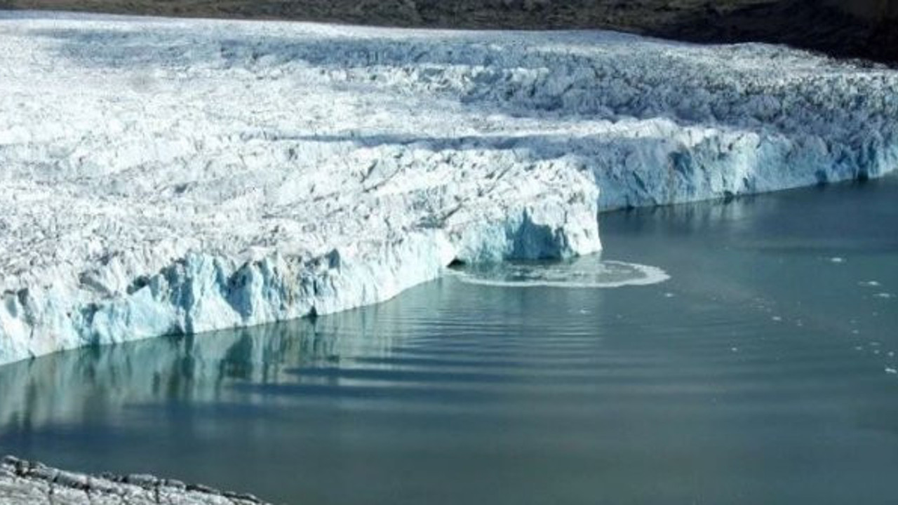 Bilim insanları, mikrofonlarla arktik buzullarını dinliyorlar