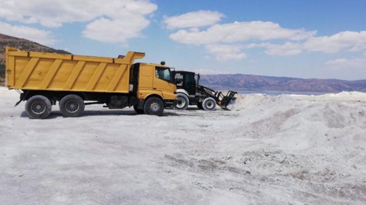 Doğa harikası Salda Gölü kumsalına iş makineleri girdi