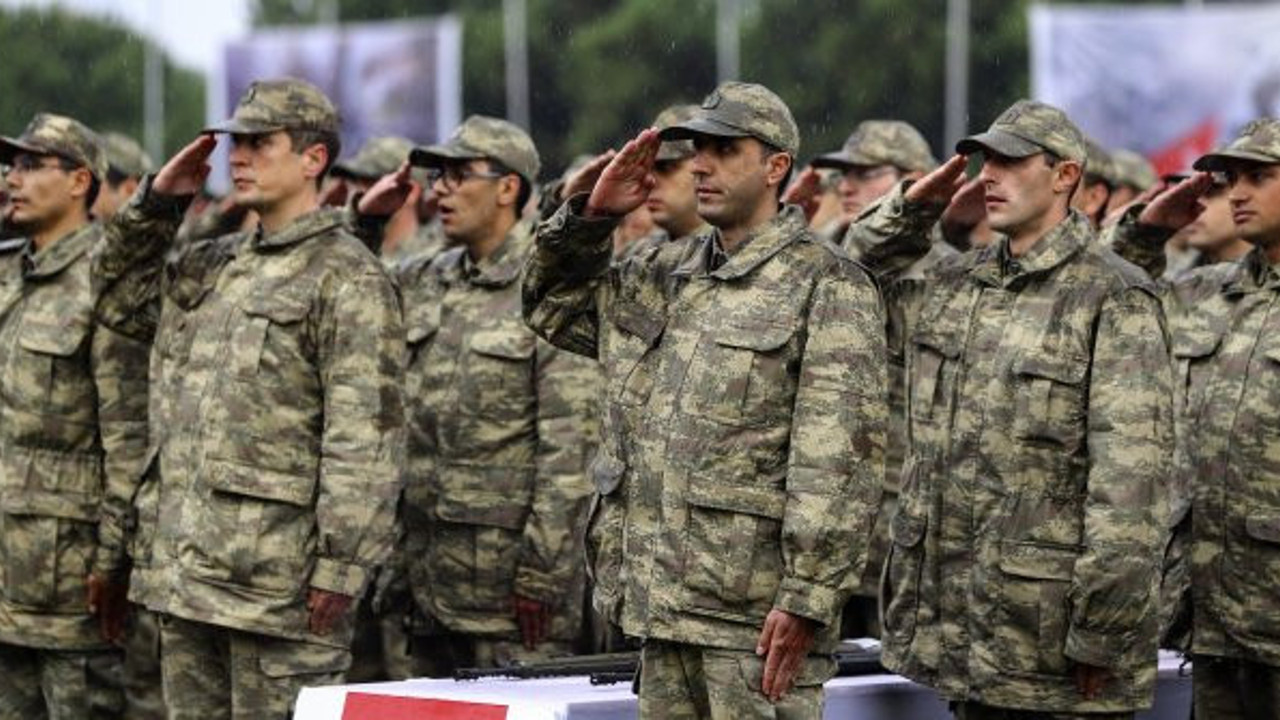 Hulusi Akar açıkladı: Askerlik bir ay uzatıldı