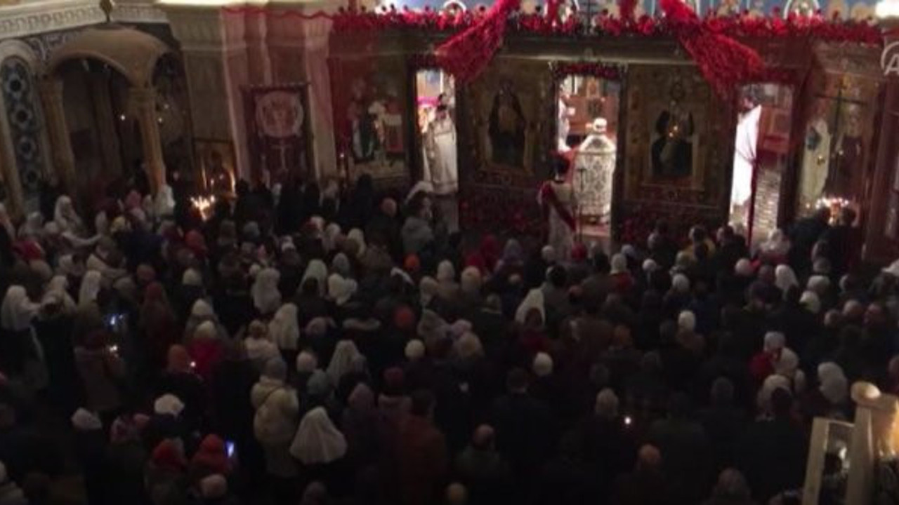 Belarus'ta koronaya rağmen kiliseler doldu