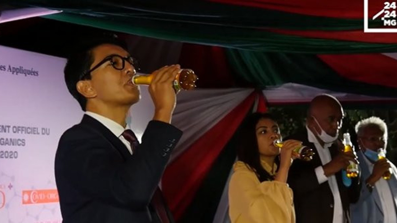 Cumhurbaşkanı 'Korona virüs ilacını bulduk' dedi ve canlı yayında içti!