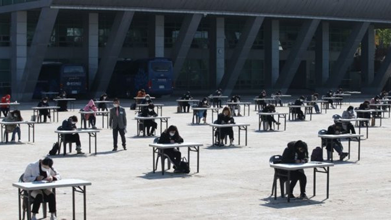 Sosyal mesafe kuralına uydular: Korona, günlük hayatı değiştirdi