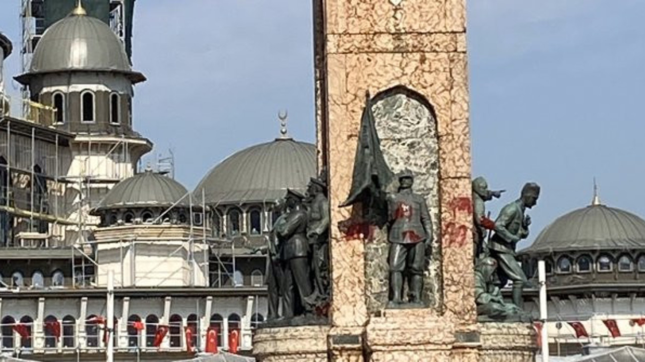 Taksim'deki Cumhuriyet Anıtı'na boyalı saldırı