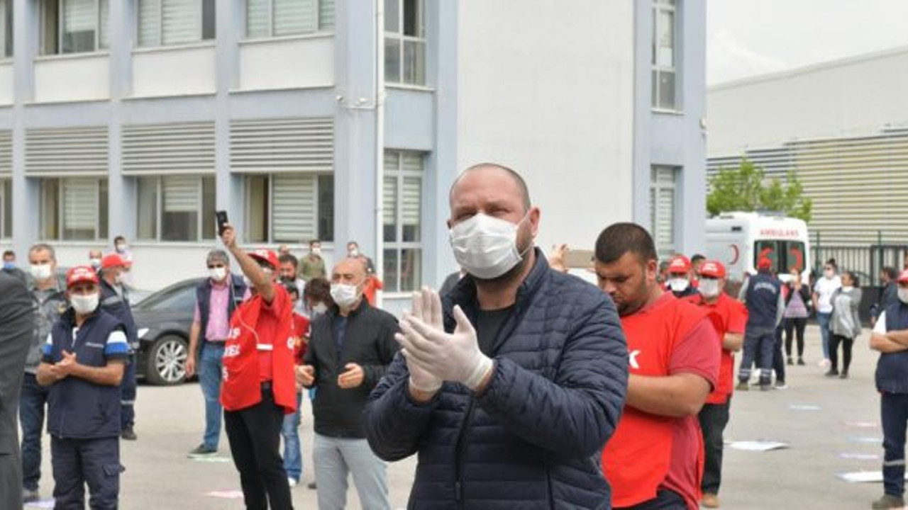 1 Mayıs halayına korona önlemi, sosyal mesafe fırça saplarıyla sağlandı