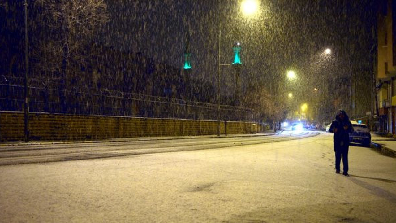 Mayıs ayında şaşkına döndüren görüntü, her yer beyaza büründü
