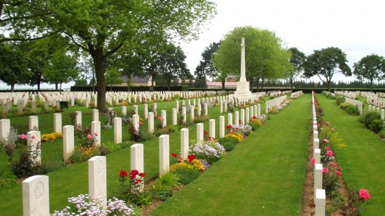 Müslümanları gömecek mezarları kalmadı: Yüzlerce cenaze buzdolabında bekliyor