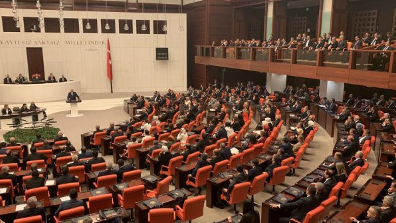 Meclis'teki o grubun vekilleri, fırsat buldukça Davutoğlu'nu arıyor