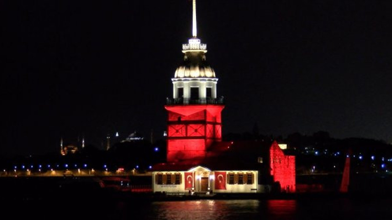 Kız Kulesi ve Selimiye Kışlası kırmızı beyaz