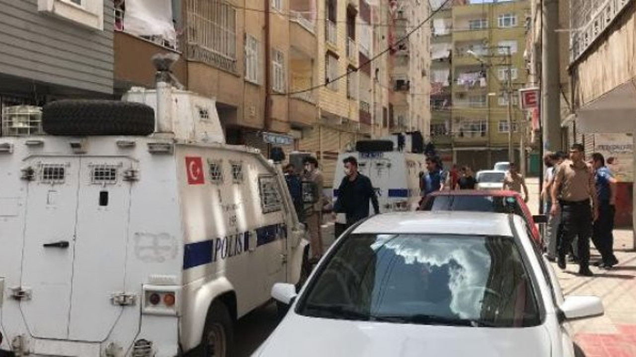 Diyarbakır'da polis ekibine saksı attılar!