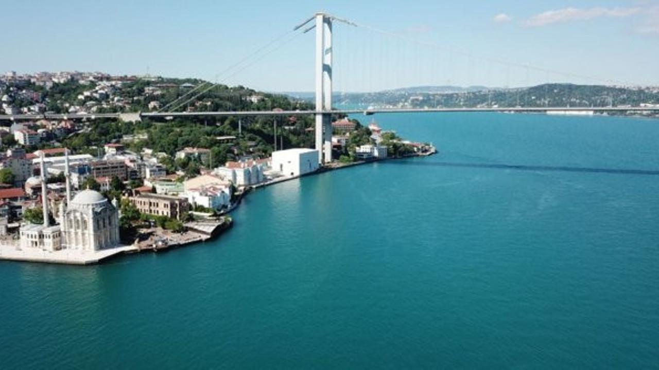 İstanbul Boğazı'nın şaşırtan renk değişimi!