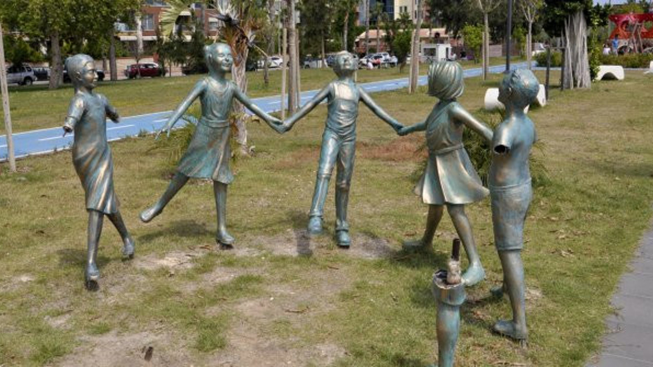 Çocuk heykellerine işkence