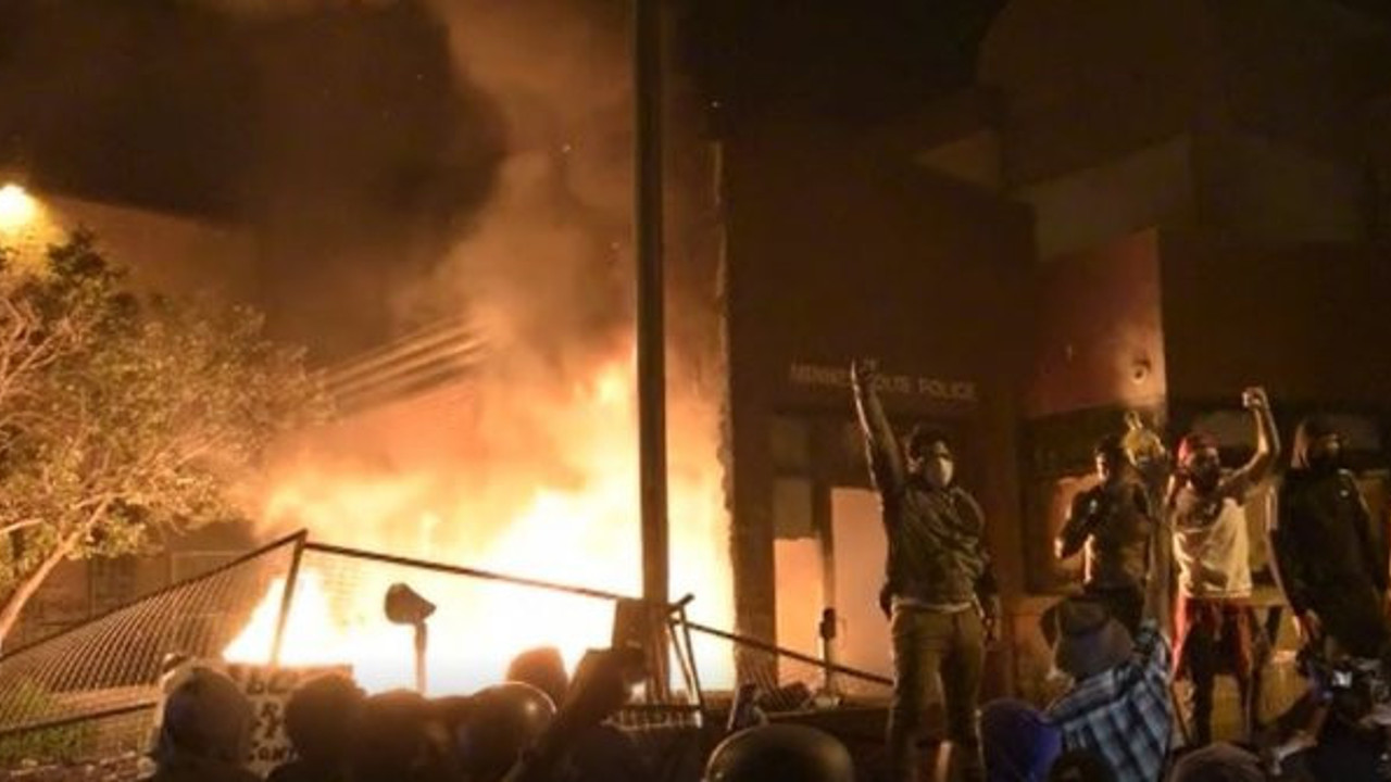 Halk karakol yaktı, Trump'ın tepkisi ağır oldu
