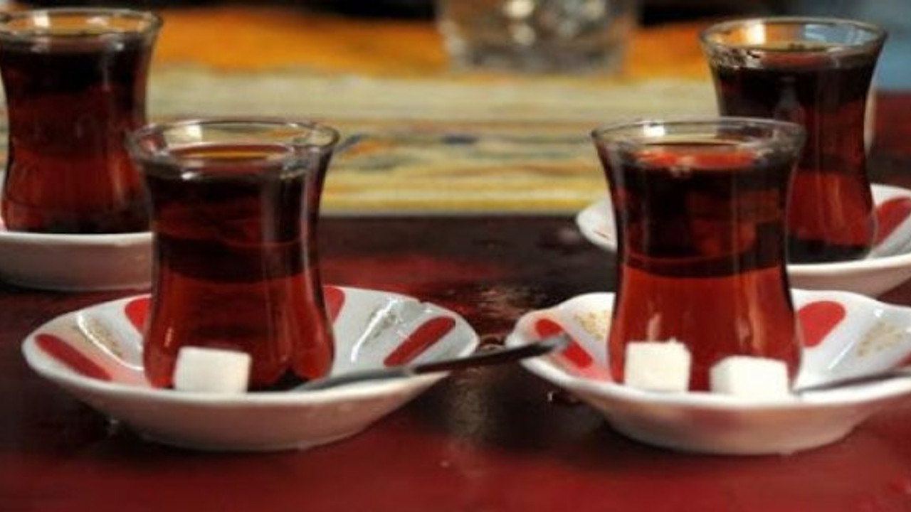 Herkesin beklediği sorunun cevabı: Kahvehanelerde çay kartonla mı içilecek, cam bardakla mı?