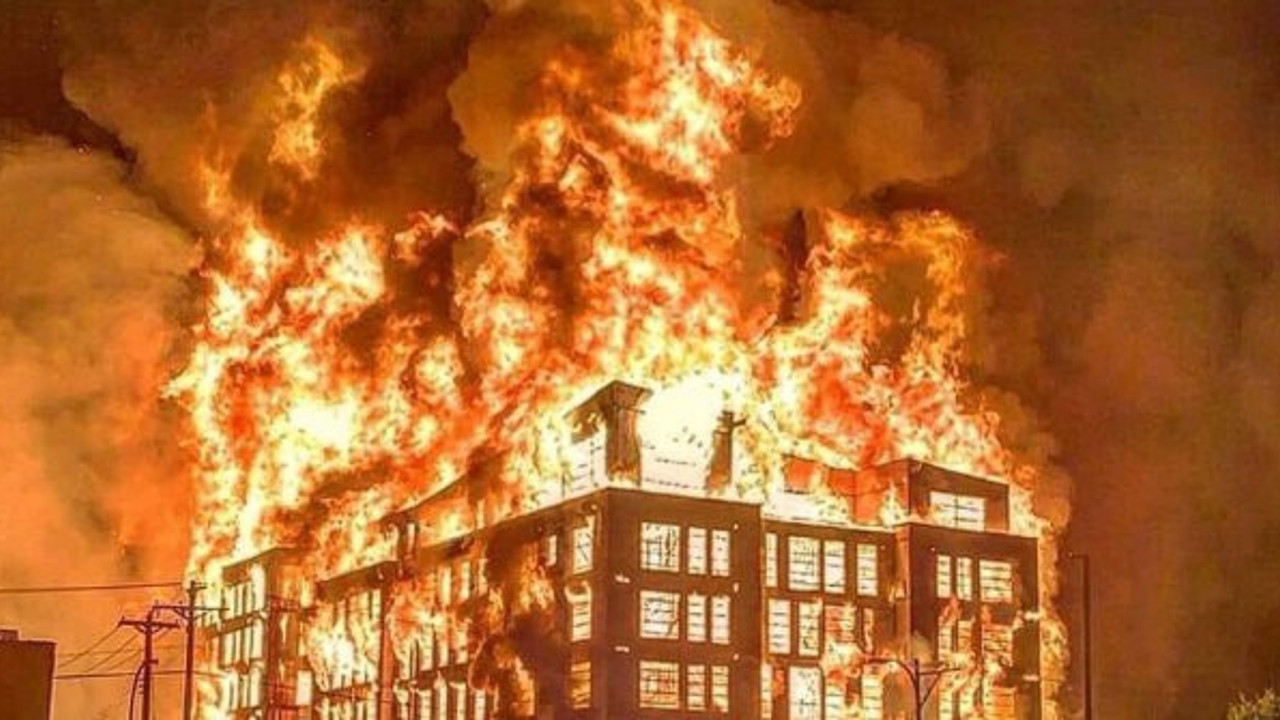 Amerika iç savaşa mı gidiyor? Göstericiler beyaz saraya yürümüştü, Trump kendi takipçilerini sarayın önüne çağırdı