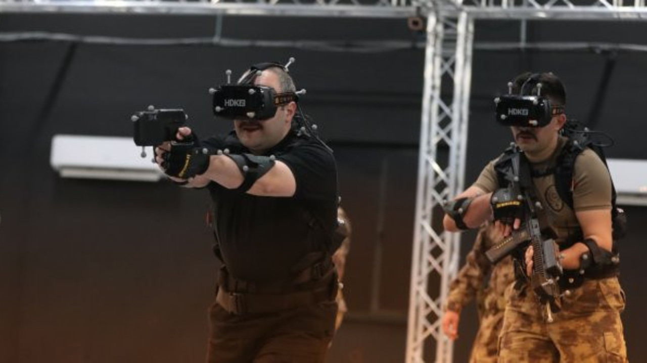 Bakan Varank silahını çekti ve