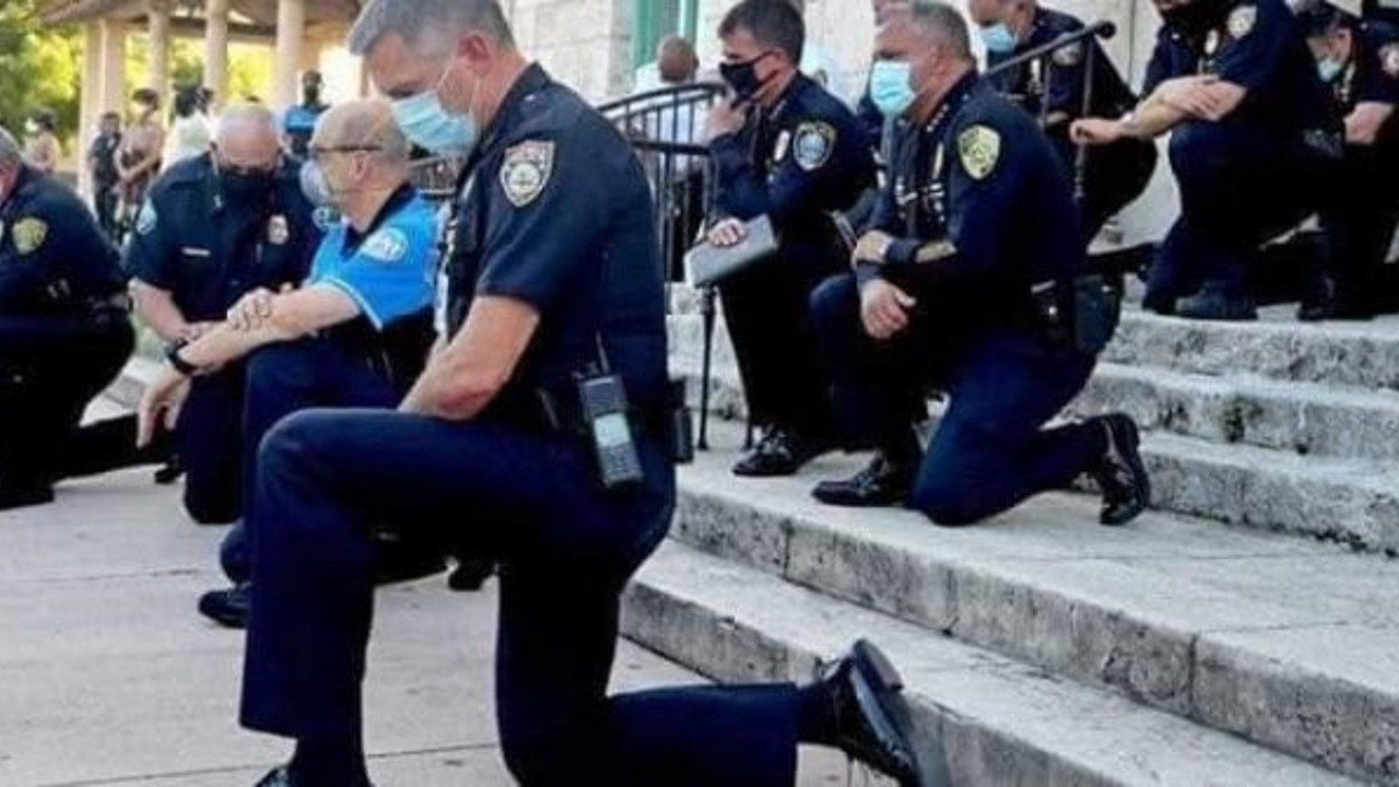 Amerika'da polis diz çöküp af diledi