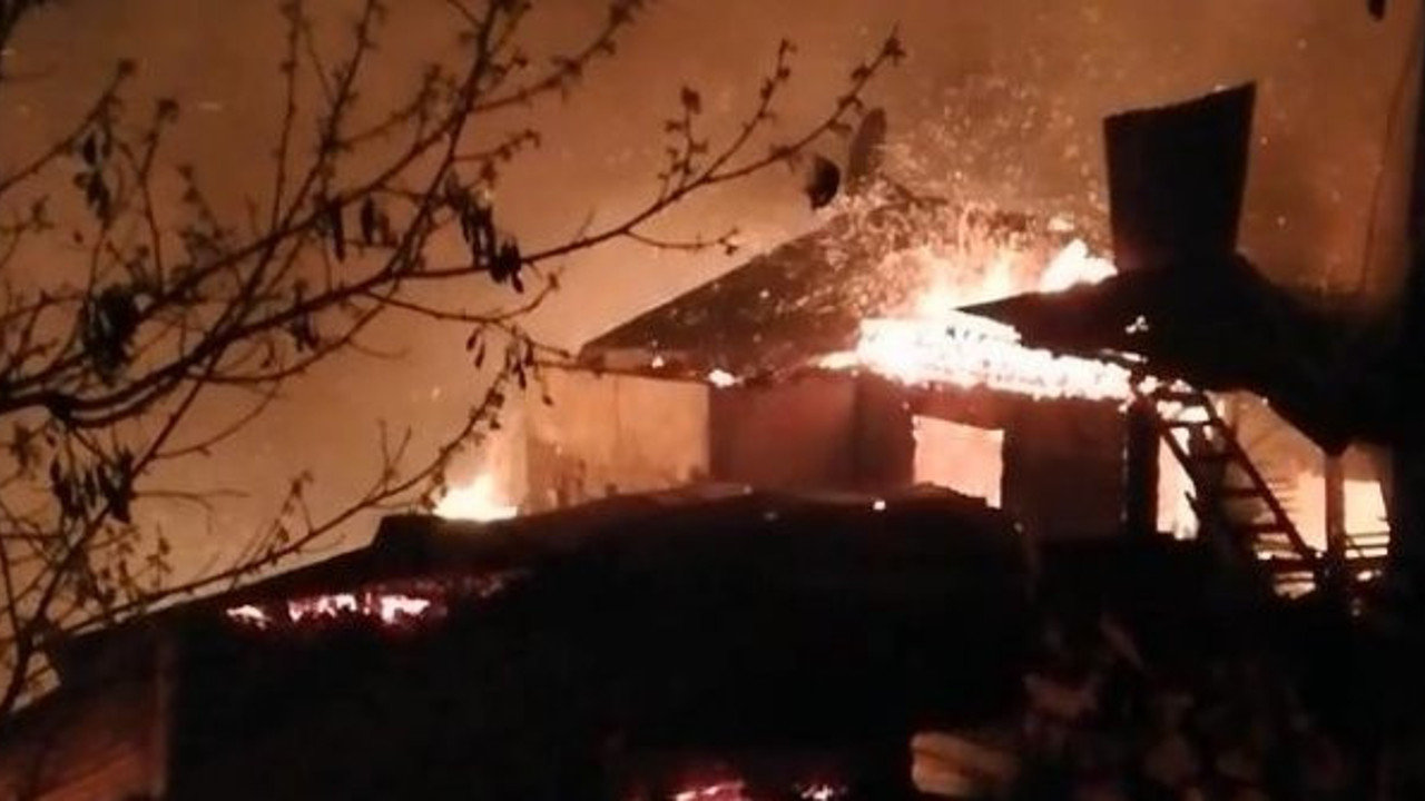 Ahşap evler cayır cayır yandı (03 Haziran 2020)