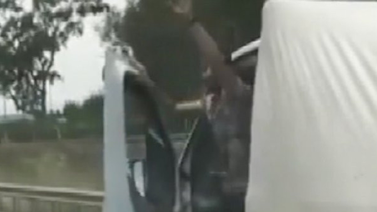 Seyir halinde direksiyonu bırakıp ayağa kalktı