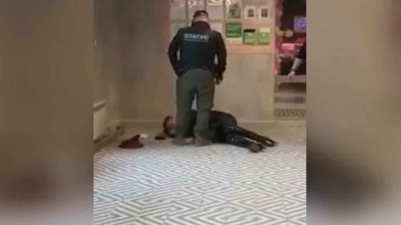 Markette olay çıkaran müşteriyi tek yumrukla nakavt etti