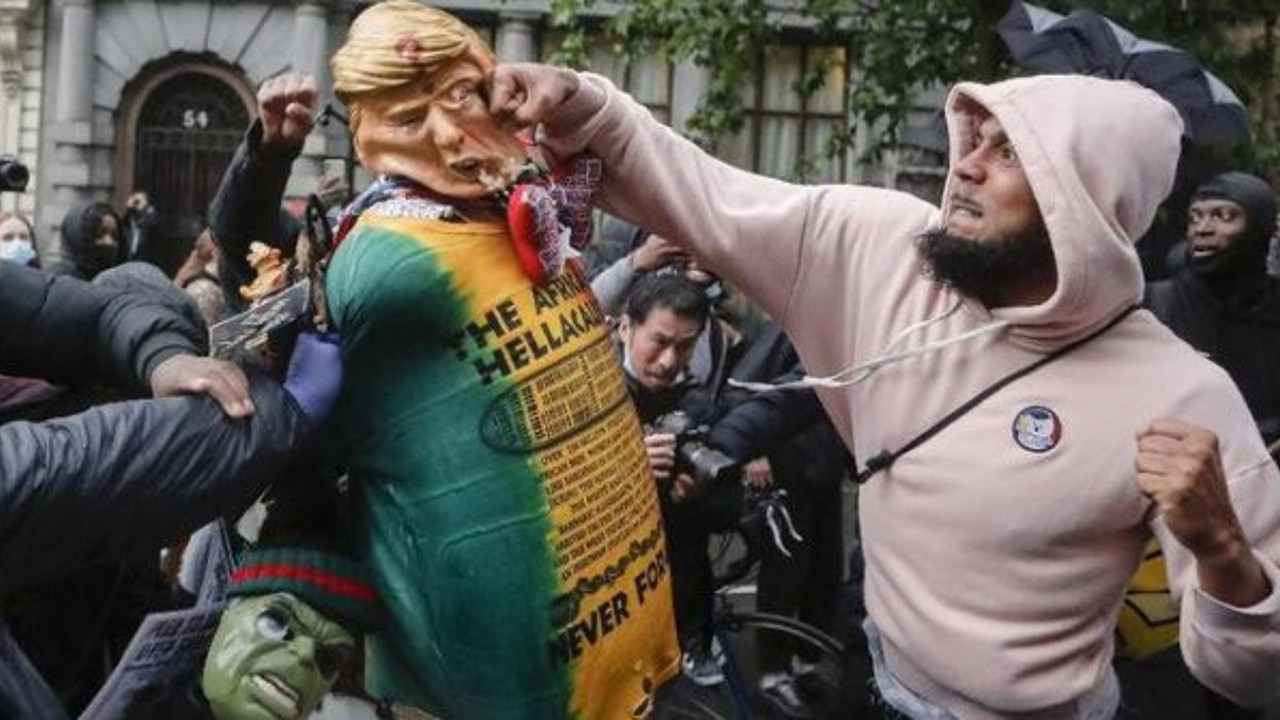 Amerikan halkı durdurulamıyor: Trump’ı yumruklamak da kesmedi!