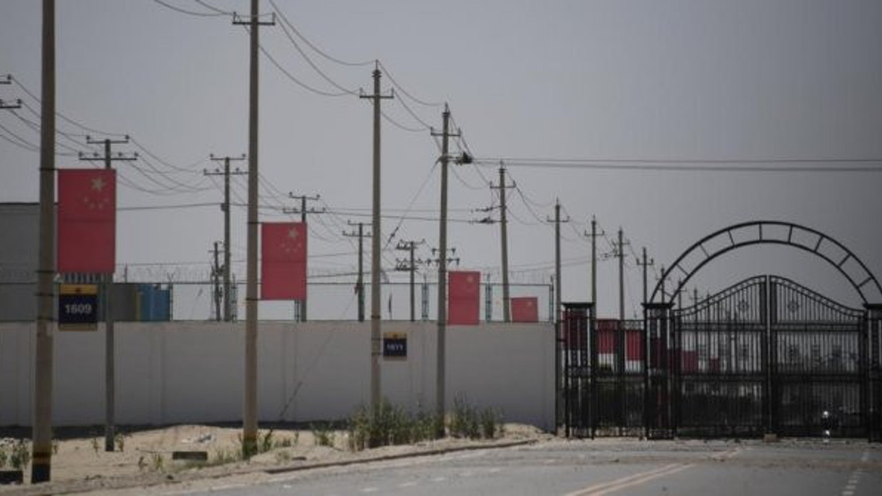 Toplama kamplarındaki Uygur Türkleri suç seçmeye zorlanıyor