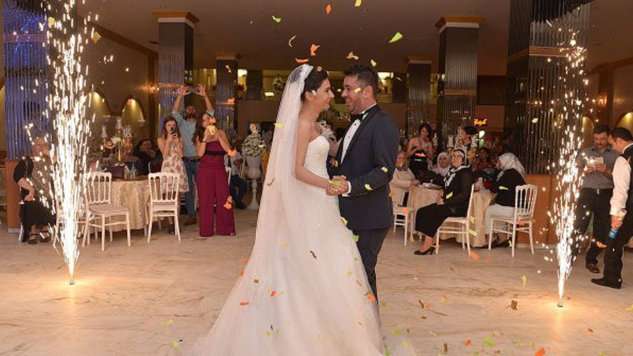 Korona tedbirlerinde en merak edilen soru: Düğünlerde takı takılacak mı?