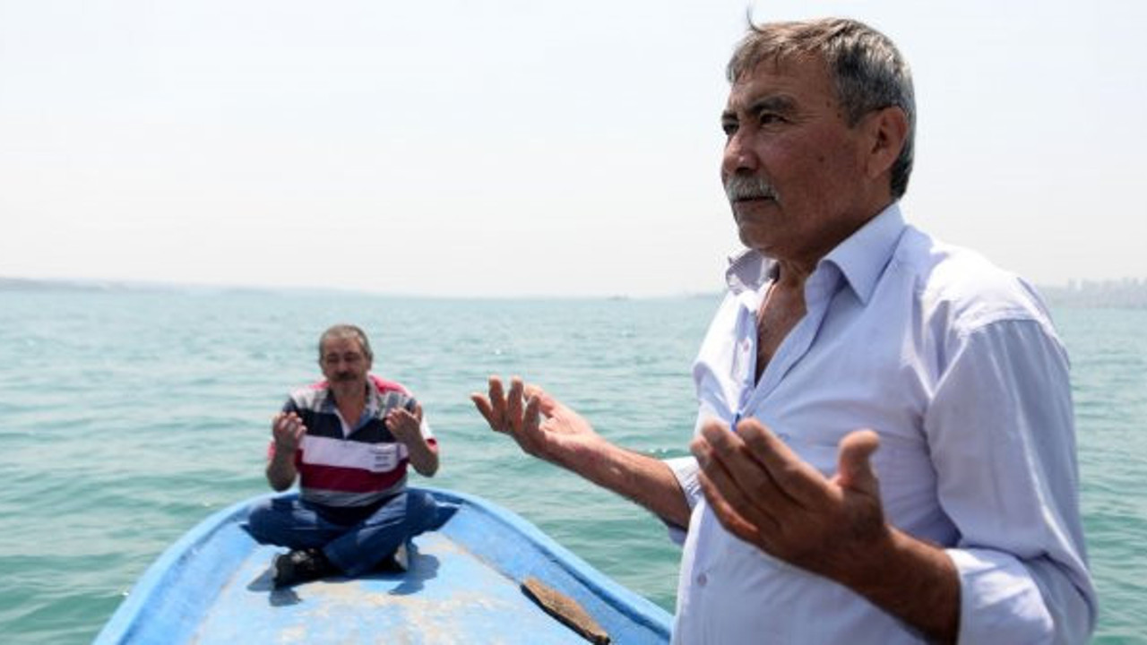 Bu adamlar gölün ortasında neden dua eder?