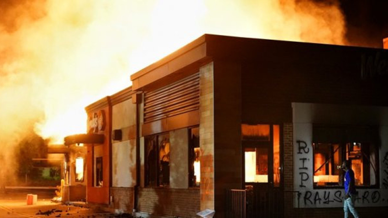 Bir siyahiyi daha öldürdüler! Amerikan polisi adam olmaz