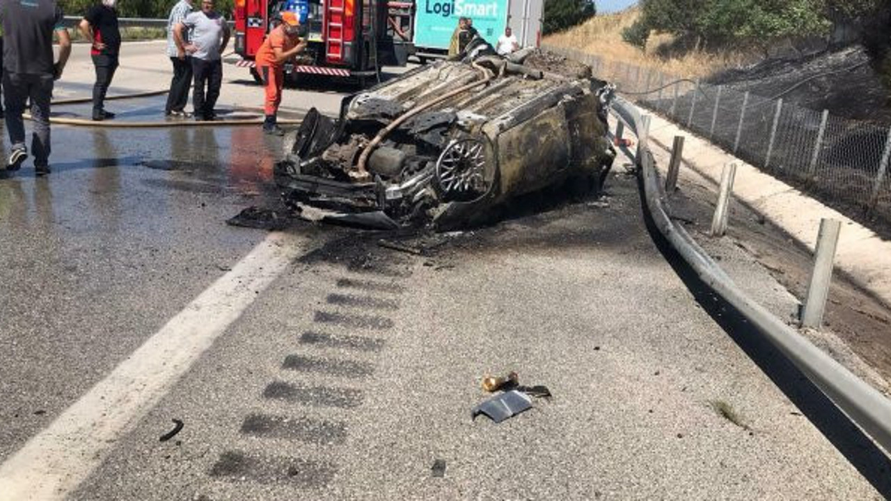 Ters dönen otomobil yandı: 2 ölü, 2 yara