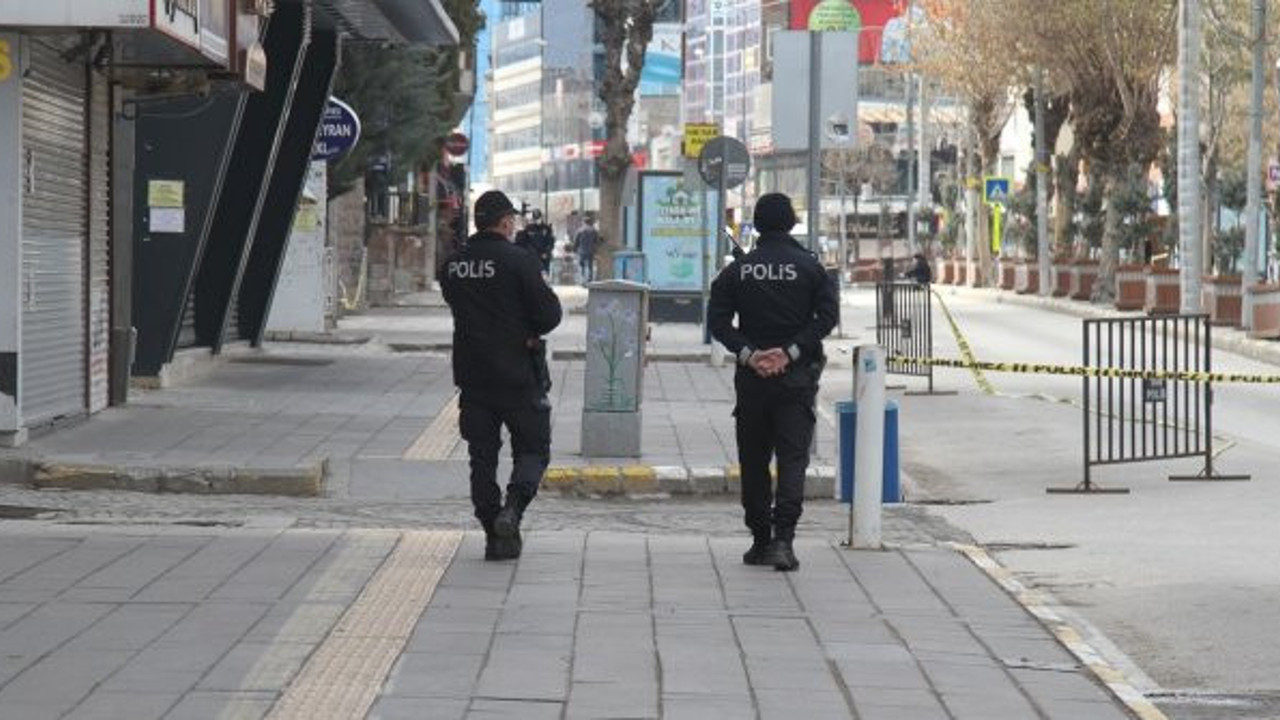 9 saatlik sokağa çıkma yasağı resmen başladı. İşte açık olacak mekânlar ve işletmeler. Hafta sonu sokağa çıkma yasağı hangi saatler arasında uygulanacak?