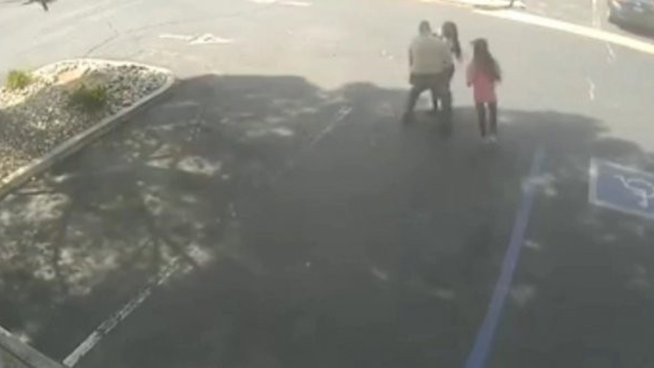 Protesto edilen polis bebeğin hayatını kurtardı