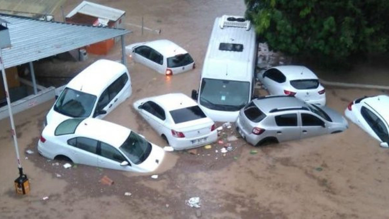 Adana'da sel ve hortum kabus yaşattı