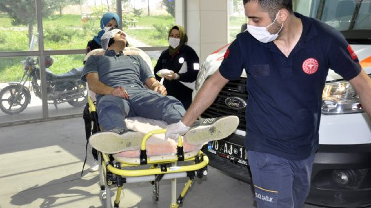 Postacının kulağını ısırarak kopardı