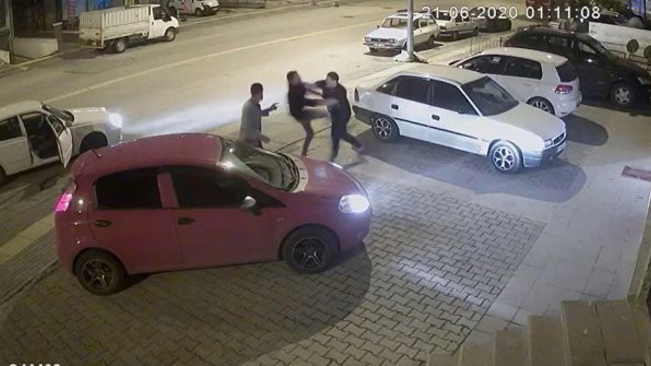 Trafikte tartıştığı 3 kişiyi 30 saniyede yere serdi