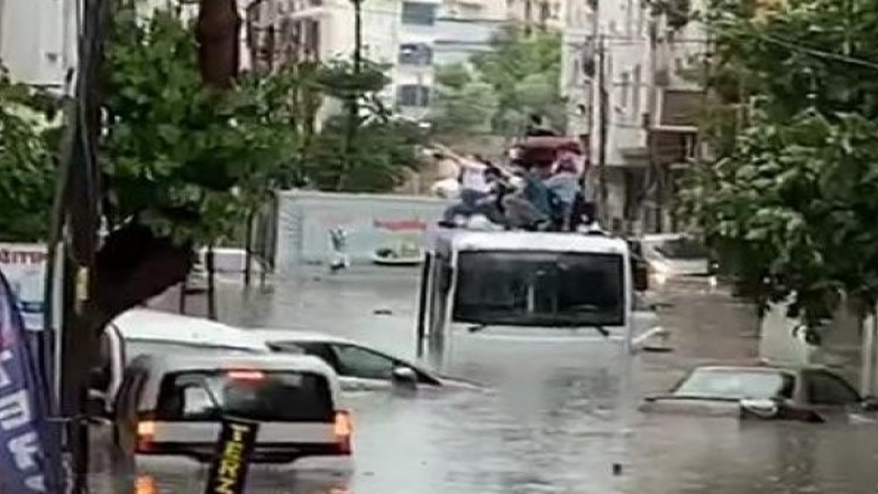 Kurtarılmayı minibüsün tavanında beklediler