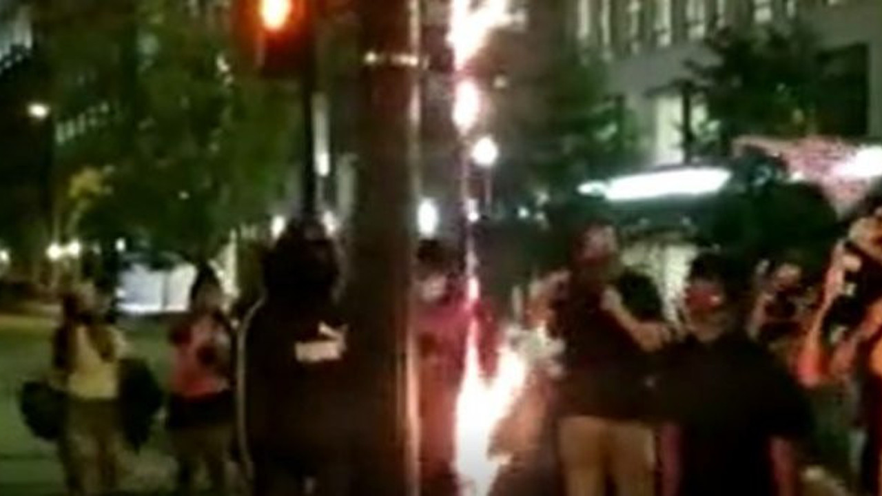 Beyaz Saray'ın dibinde Amerikan Bayrağı yaktılar