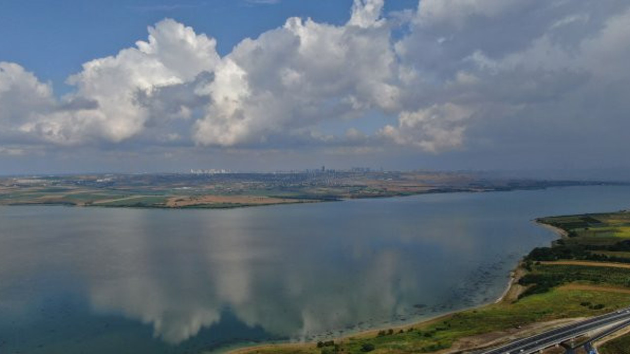 Çatalca'da bulutlarla gölün görsel şöleni