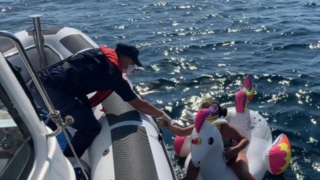 İki yumurcağın ölüm-kalım savaşı! Asker abisi elini son anda uzattı