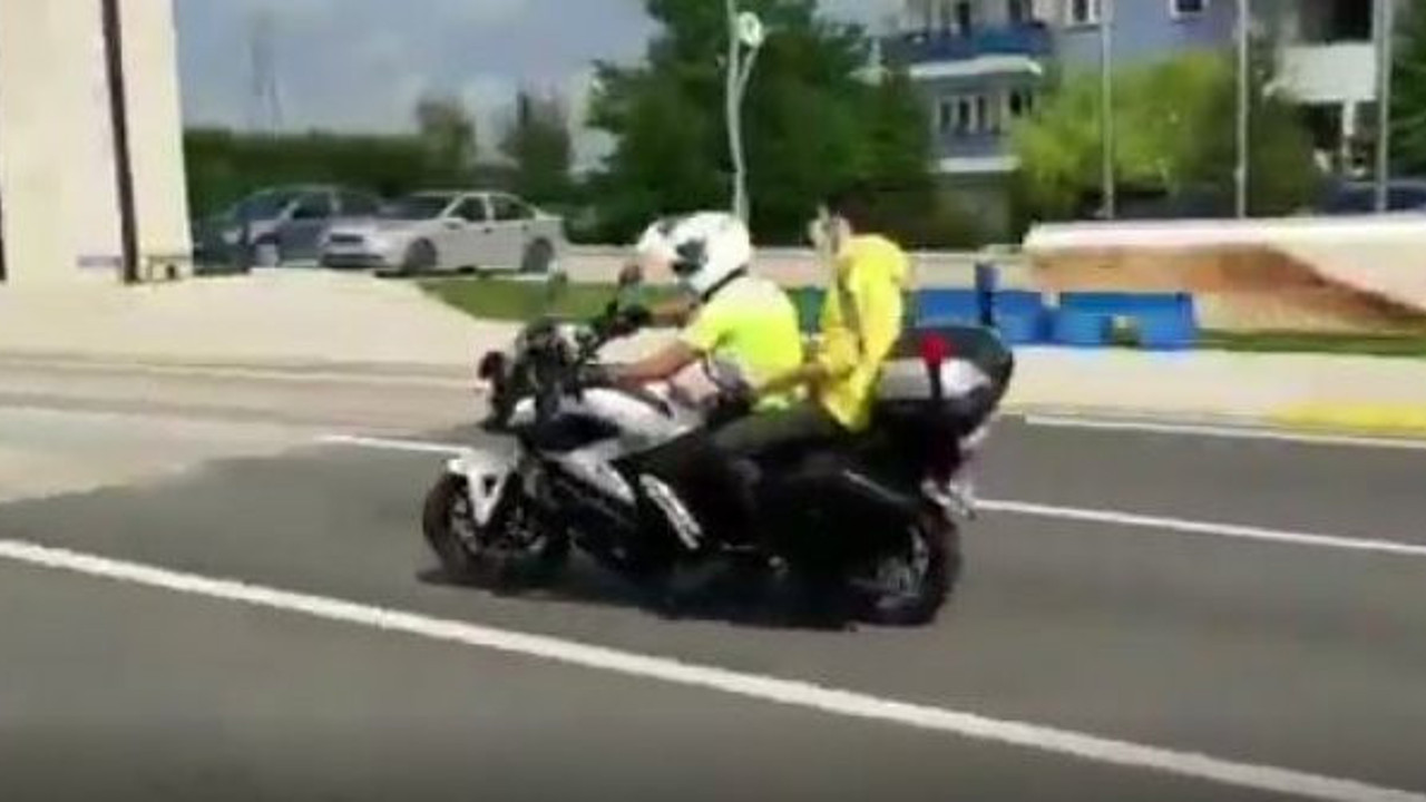 Süleyman Soylu paylaştı: YKS'ye geç kalan öğrencileri polis sınava böyle yetiştirdi!