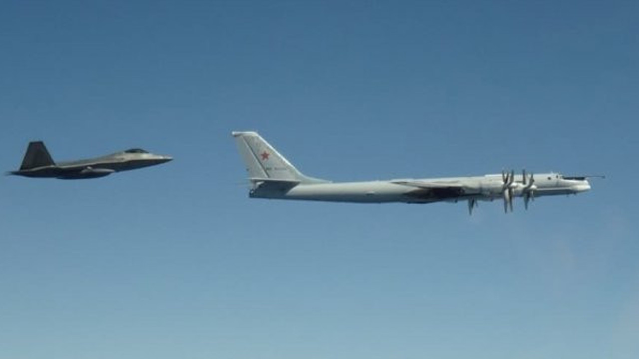 Ruslar yine ihlal etti! F-22 Raptor önleme yaptı