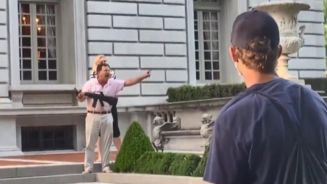 ABD'de avukat çift göstericilere tüfek çekti