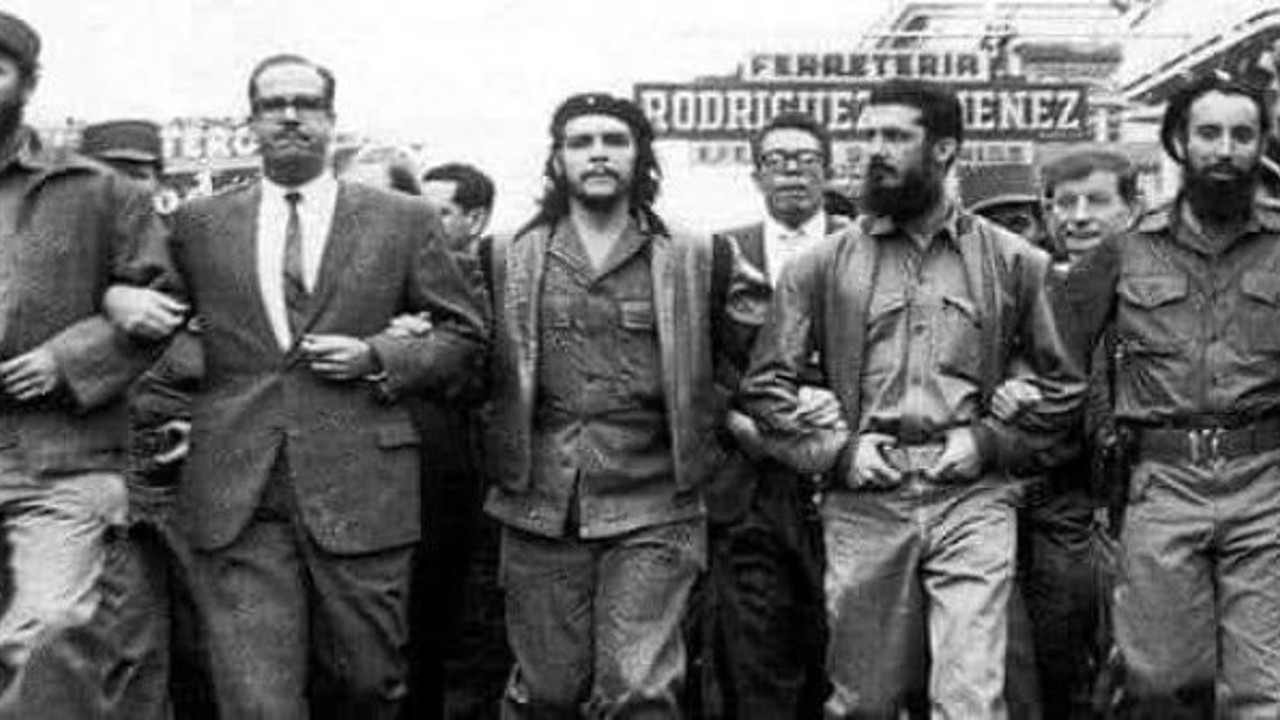 Ahmet Davutoğlu, "Devrimciyim" dedi sosyal medya yıkıldı... Bu fotoğrafın içine Davutoğlu'nu yerleştirdiler... Fotoğraftaki gizli devrimciyi bulunuz