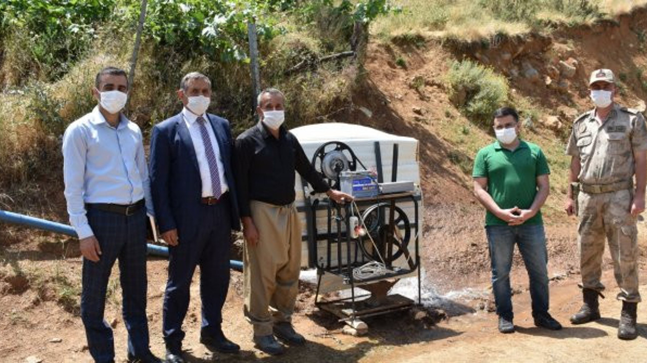 Hurda motosiklet jantıyla elektrik üretti