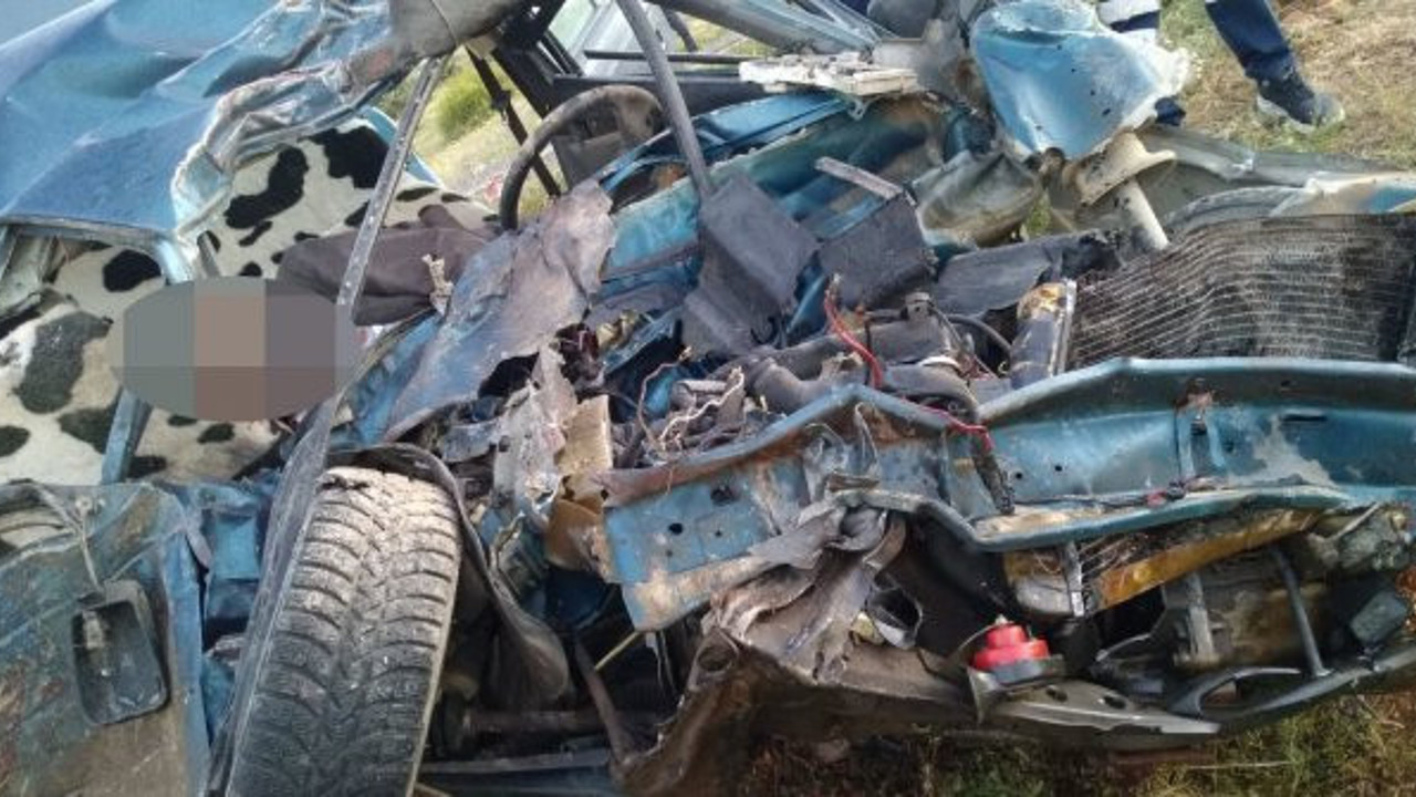 Otomobil ile TIR çarpıştı: 2 ölü, 1 yaralı