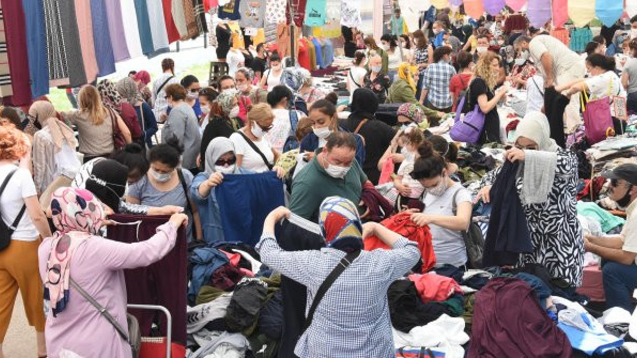 Eskişehir’de, halk pazarında sosyal mesafe unutuldu