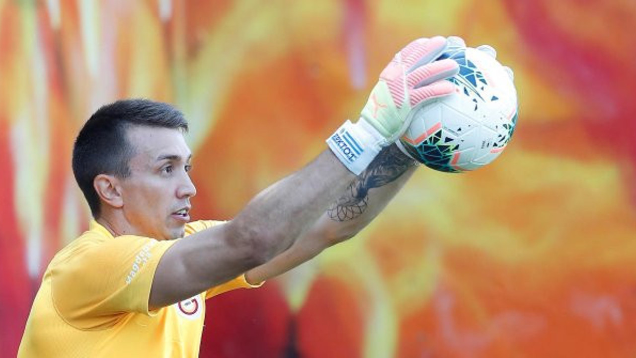 Antrenmana çıktı, belden yukarısını çalıştırdı! Muslera'nın "yarısı" hepsinden daha profesyonel