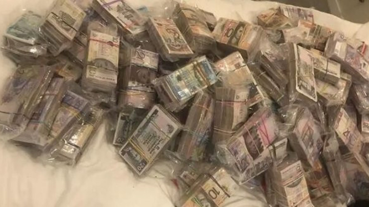 Her yatağın altından, her dolabın içinden tomarla nakit bulundu! Polisler taşıya taşıya bitiremedi