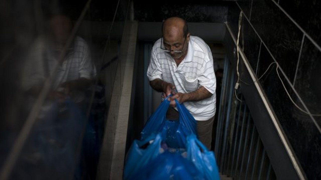 Yunanistan'dan Müslümanlara büyük ayıp: Kur'an'ları gözyaşı içinde topladılar