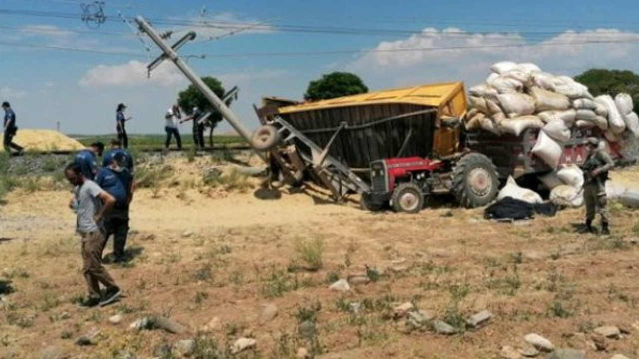 Yük treninin çarptığı römork traktörün üstüne düştü! Dünyanın en garip zincirleme kazası